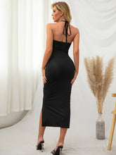 Vestido midi con abertura y cuello halter fruncido